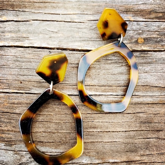 SOLD Resin Tortoise Shaped Hoops, posts. - Picture 2 of 2